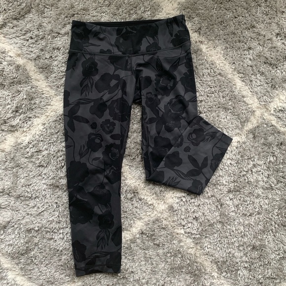 lululemon athletica Pants - Lululemon cropped yoga pants